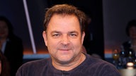 Martin Rütter (November 2024) im Porträt schaut leicht lächelnd in die Kamera