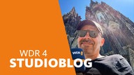 Lokalzeitreporter Peter Schultz steht mit Sonnenbrille und WDR 4-Mikro bei 35 Grad vor dem Kölner Dom