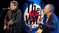 Roger Daltrey und Pete Townsend mit Gitarren auf der Bühne in London.