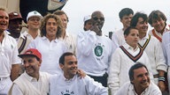 Roger Daltrey und ein Cricket-Team aus anderen Prominenten.