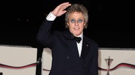 Roger Daltrey im Anzug mit einer Hand zum Gruß gehoben bei den The Sun Military Awards.