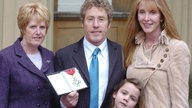 Roger Daltrey mit Familie bei seiner Ernennung zum Commander of the British Empire.