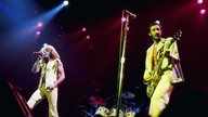 Roger Daltrey und Pete Townshend stehen 1976 bei einem The-Who-Konzert im Madison Square Garden auf der Bühne