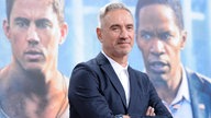Roland Emmerich bei der Premiere von "White House Down" (Channing Tatum und Jamie Foxx im Hintergrund auf einem Plakat)