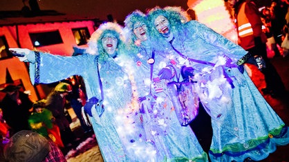Leuchtend blau verkleidete Jecken beim Reusrather Lichterzug