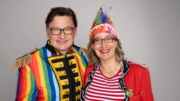 Yvonne Willicks und Stefan Verhasselt karnevalistisch verkleidet im Porträt