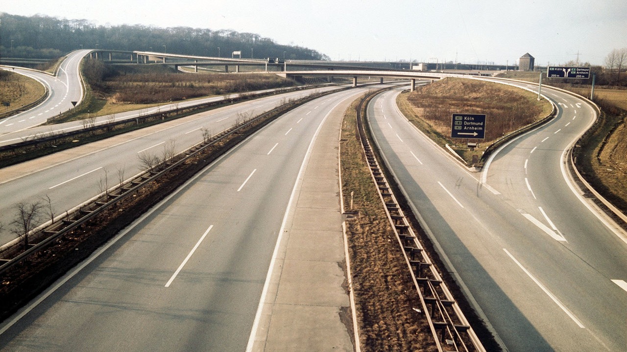 Eine autofreie Autobahn an einem autofreien Sonntag
