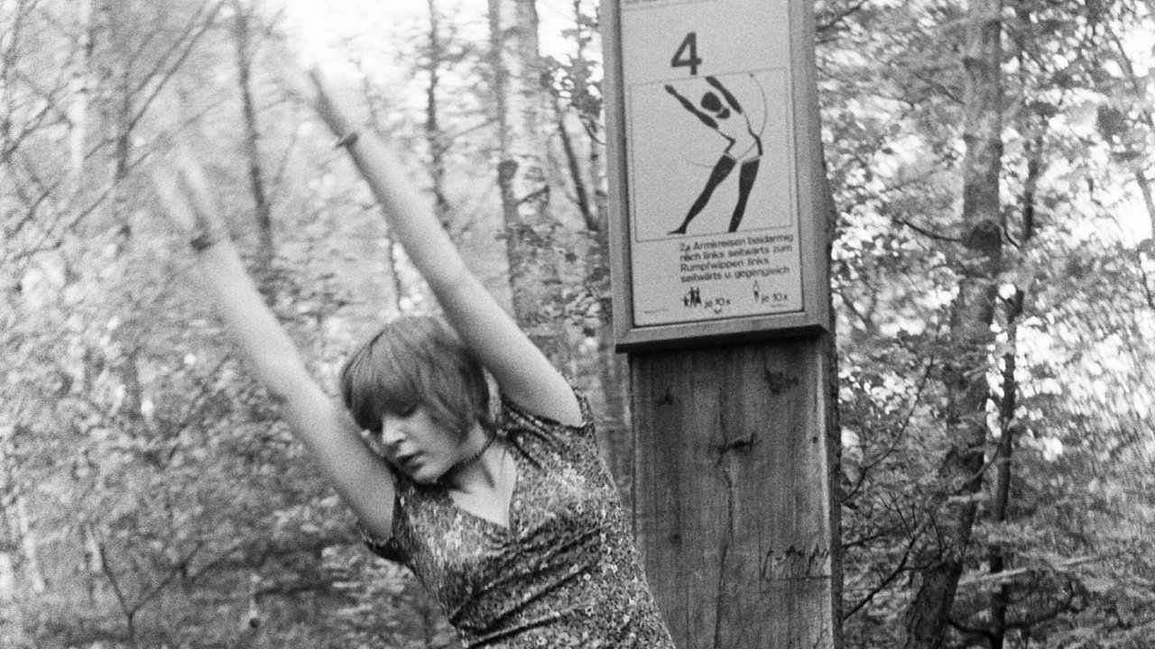 70er Jahre: Eine Frau trainiert auf dem Trimm-dich-Pfad