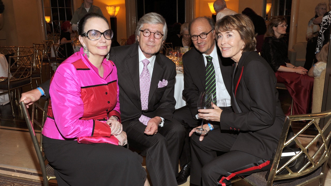 Christian und Marina Wolff, Hannes Rieckhoff und Thekla Carola Wied sitzen bei einem Glas Weisswein zusammen