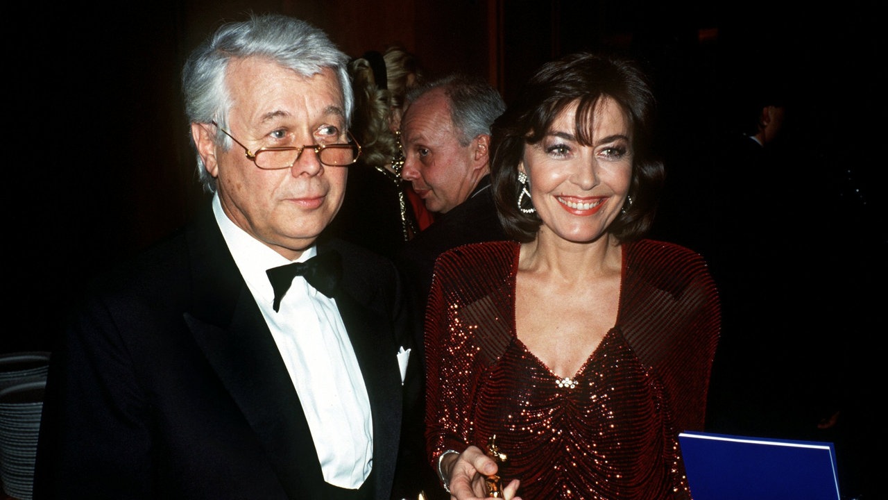 Thekla Carola Wied steht neben Peter Weck, beide halten einen goldenen Bambi