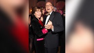 Thekla Carola Wied und Hannes Rieckhoff tanzen vergnügt miteinander