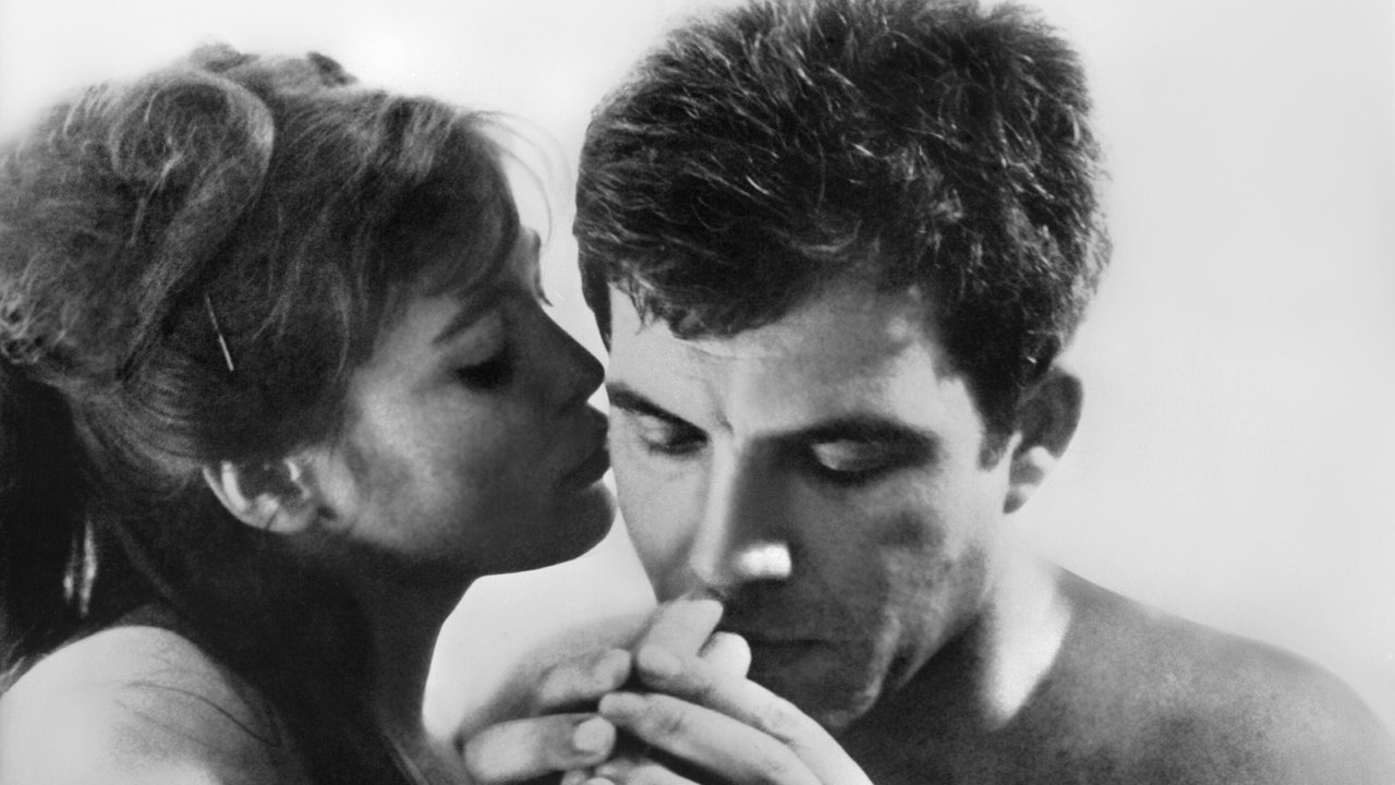 Ein Bild aus dem Kinofilm "Spur eines Mädchens" zeigt Thekla Carola Wied mit Gunther Lagarde