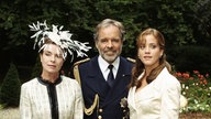 Thomas Fritsch in einem Familienporträt mit Gudrun Landgrebe und Muriel Beumeister als Königsfamilie in "Eine Prinzessin zum verlieben"