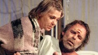 Judy Winter als Krankenschwester versorgt im Stück "Misery" den schwer verletzten Thomas Fritsch