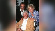 Thomas Fritsch mit Carola Höhn und Johannes Heesters lächeln in die Kamera
