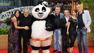 Thomas Fritsch mit dem Synchronisationsteam von Kung Fu Panda auf dem roten Teppich