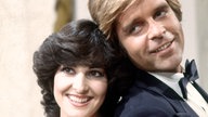 Thomas Fritsch und die Schweizer Schlagersängerin Paola lächeln in die Kamera
