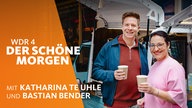 Zwei Personen in Straßenkleidung stehen mit einem Kaffeebecher in der Hand vor einem Kaffeewagen im städtischen Umfeld