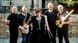 Maggie Reilly mit Band