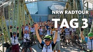 Radfahrer beim Start im Startbogen der NRWRadtour 2025
