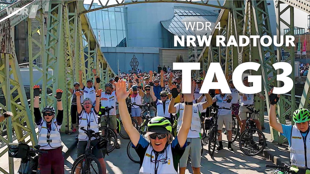 Radfahrer beim Start im Startbogen der NRWRadtour 2025