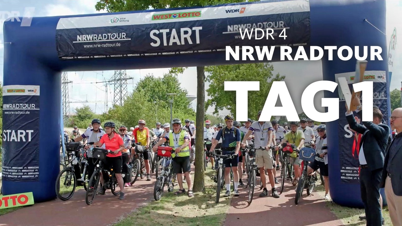 Radfahrer beim Start im Startbogen der NRWRadtour 2025