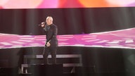 Eros Ramazzotti singt.