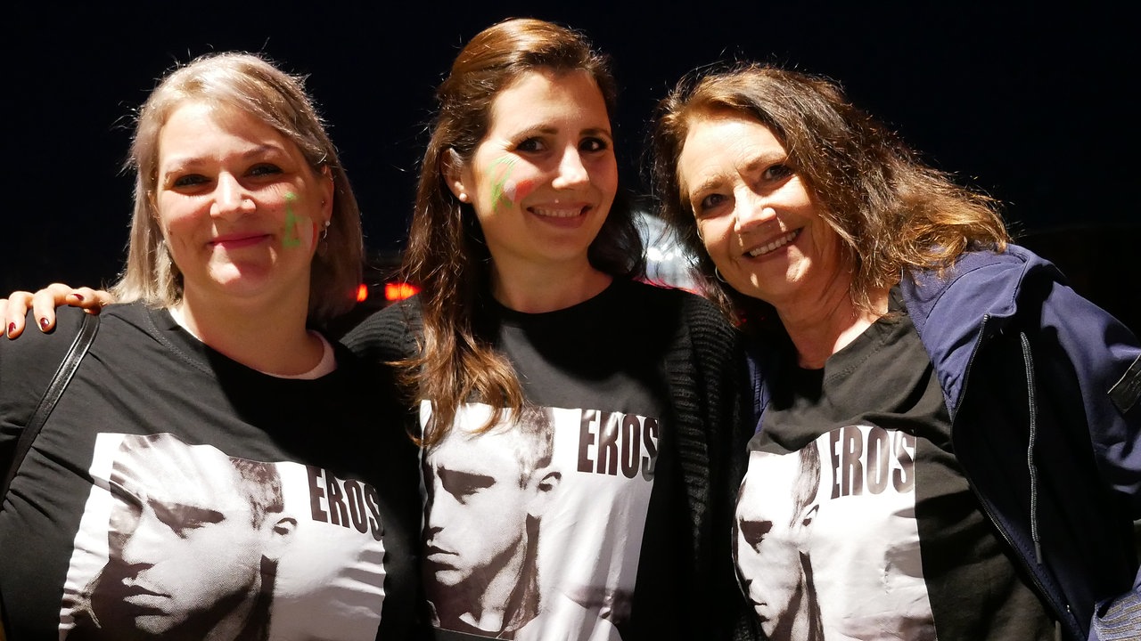 Drei weibliche Fans mit Ramazzotti-T-Shirts