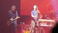 Gitarrist und Saxofonist auf der Bühne