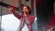 Der Sänger von Foreigner mit ausgestrecktem Finger