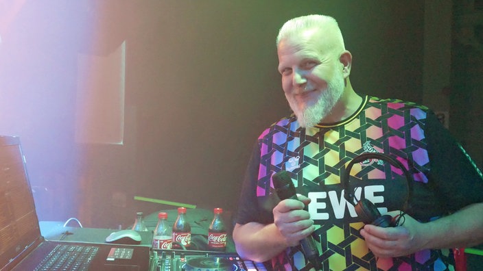DJ Balou vor seinem Mischpult