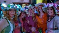 Vier Frauen mit bunten Hüten