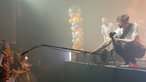 Der Bassist von Kasalla hält ein Mikro ins Publikum
