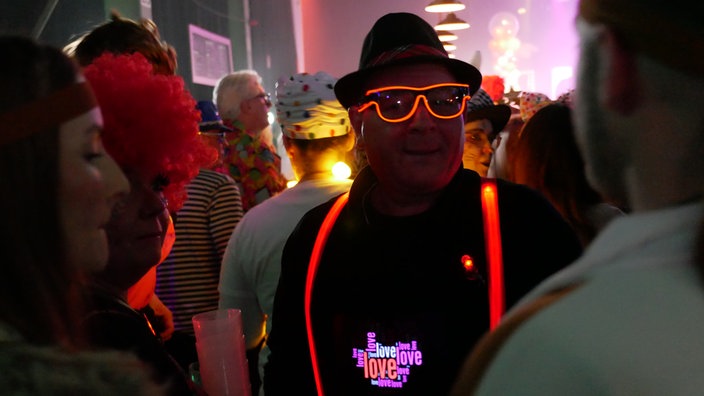 Ein Mann im Neon-Kostüm