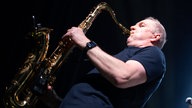 Ian Thompson spielt Saxophon