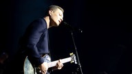 Matt Doyle spielt Gitarre
