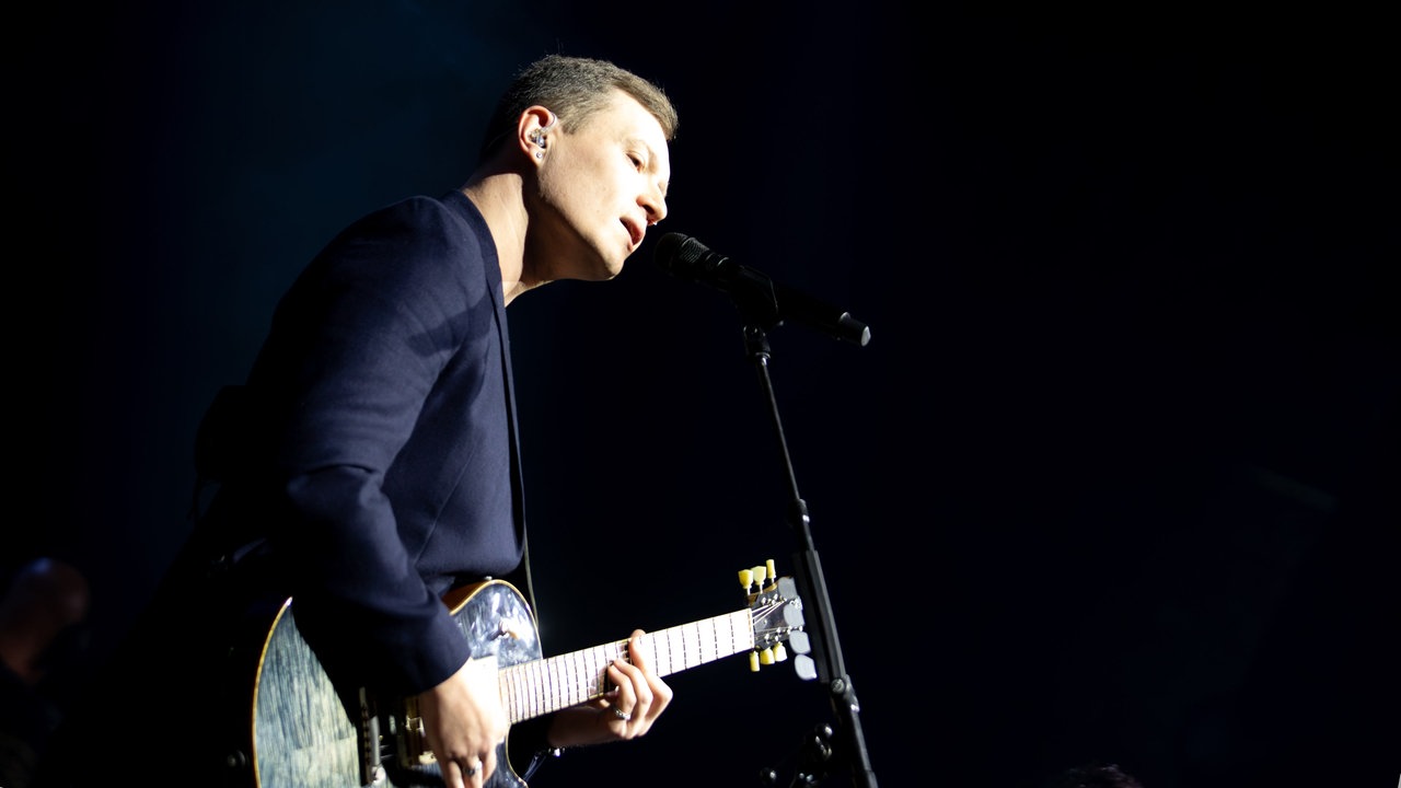 Matt Doyle spielt Gitarre