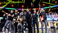 Lachende Köln Arena 2026: Die Band Domstürmer verbeugen sich auf der Bühne