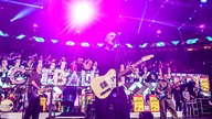 Lachende Köln Arena 2026: Die Band Cat Ballou steht auf der Bühne und singt