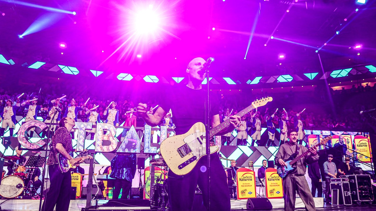 Lachende Köln Arena 2026: Die Band Cat Ballou steht auf der Bühne und singt