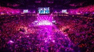 14.000 Zuschauer in der Köln Arena. Vom Oberrang erkennt man, wie voll die Halle zum Auftakt der Lachenden Köln Arena ist