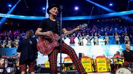 Lachende Köln Arena 2026: Peter Brings steht mit Gitarre auf der Bühne und singt