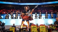 Lachende Köln Arena 2026: Gitarrist Stephan Brings spielt über einer Lüftung. Sein roter Schottenrock fliegt dadurch nach oben durch die Luft