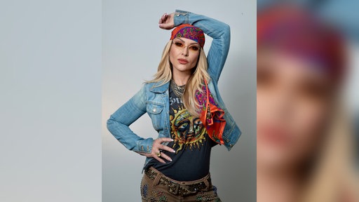 Anastacia posiert vor einem hellen Hintergrund