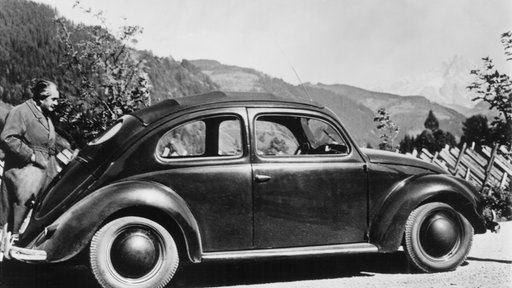 Ferdinand Porsche 1939 auf einer Versuchsfahrt mit einem VW Käfer in den österreichischen Bergen