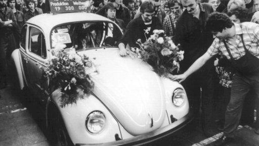 Liebevoll mit Blumen geschmückt rollt der letzte in Europa produzierte VW-Käfer am 19. Januar 1978 im Emdener VW-Werk vom Band