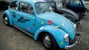 VW-Käfer mit Flower-Power-Audruck