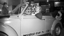 Weltmeister Uli Hoeneß sitzt 1974 bei VW einen Käfer Cabrio in der World Cup Edition Probe