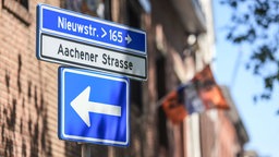 Ein deutsches und ein niederländisches Straßenschild stehen an der Grenze zwischen Herzogenrath (Deutschland) und Kerkrade (Niederlande)
