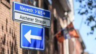 Ein deutsches und ein niederländisches Straßenschild stehen an der Grenze zwischen Herzogenrath (Deutschland) und Kerkrade (Niederlande)